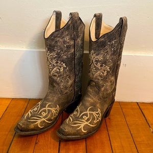 Hardly worn. In great shape!